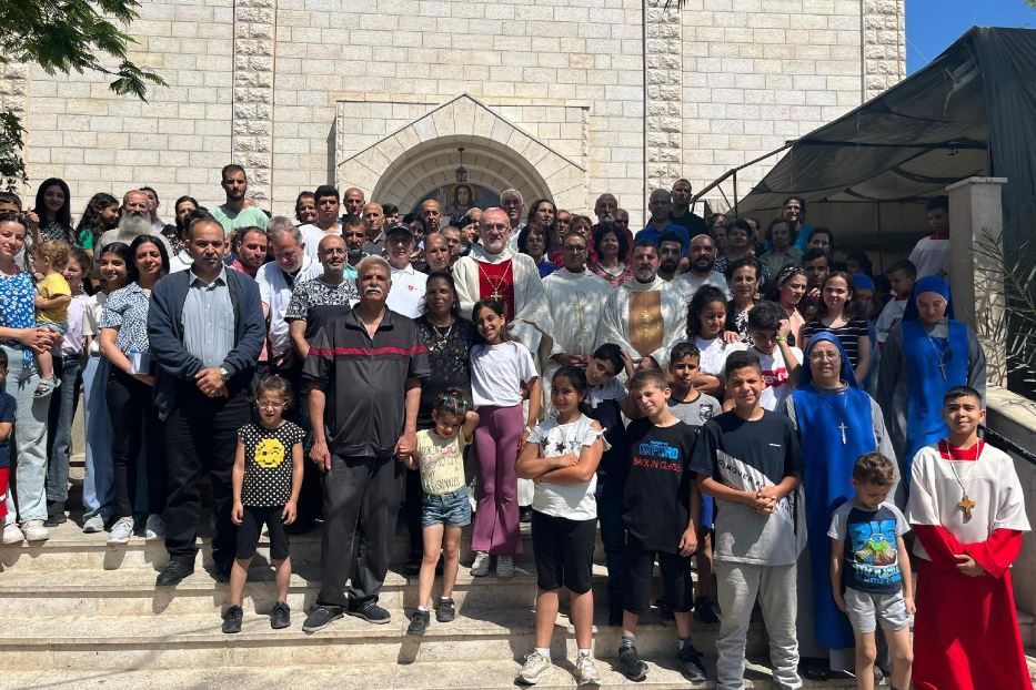 Il cardinale Pizzaballa coi fedeli (tanti sono bambini) della parrocchia della Sacra Famiglia a Gaza