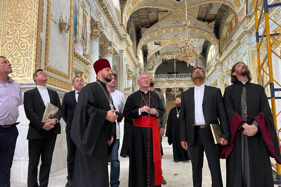 Il cardinale Pietro Parolin nella Cattedrale ortodossa della Trasfigurazione di Odessa che un anno fa è stata bombardata