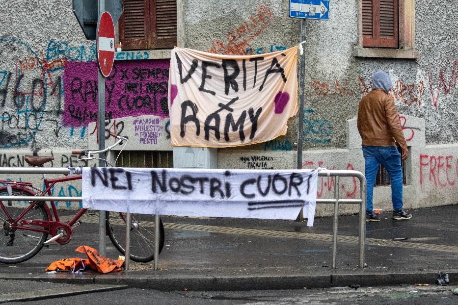 Striscioni per Ramy nel quartiere milanese del Corvetto