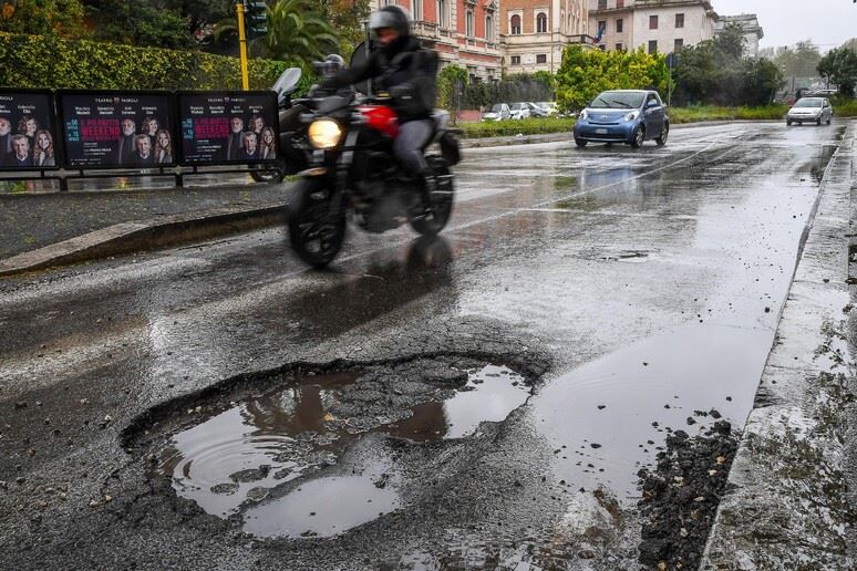 Strade colabrodo: un decreto (e un'idea) contro le buche