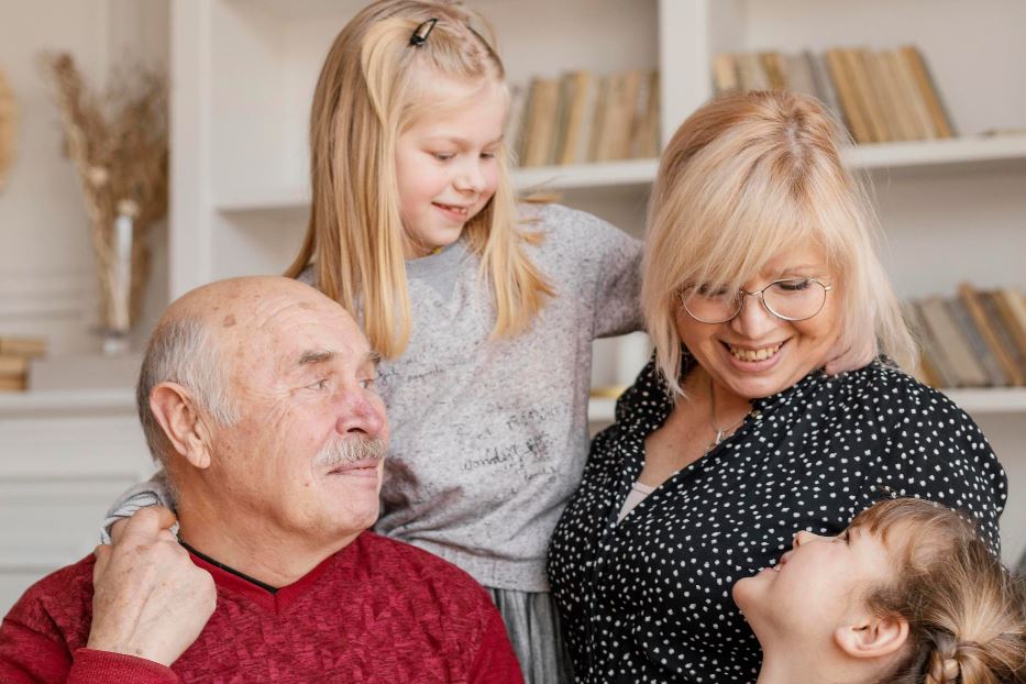 Gli adolescenti italiani: «Nonni tranquilli, a voi pensiamo noi»