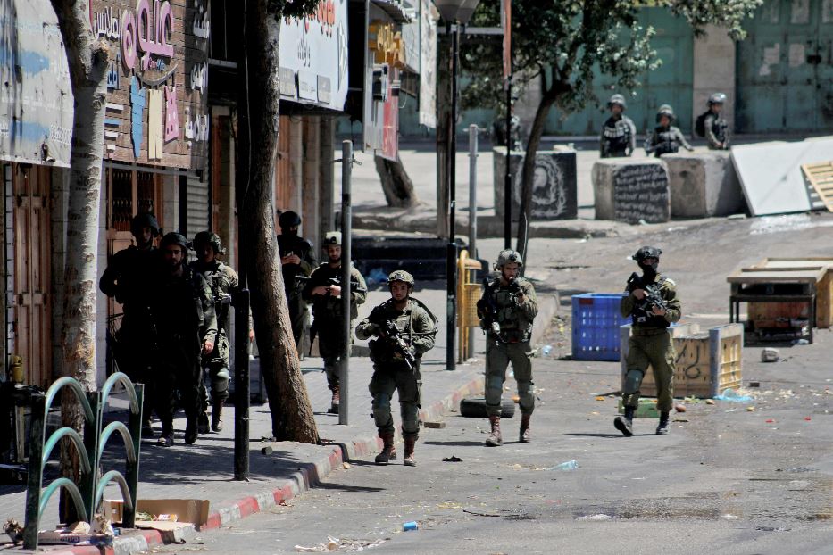 Rastrellamento di soldati israeliani in un quartiere periferico di Hebron, in Cisgiordania