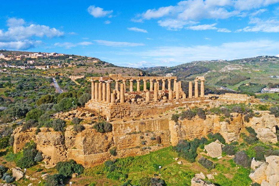 Agrigento: il tempio di Era e, sullo sfondo, la città