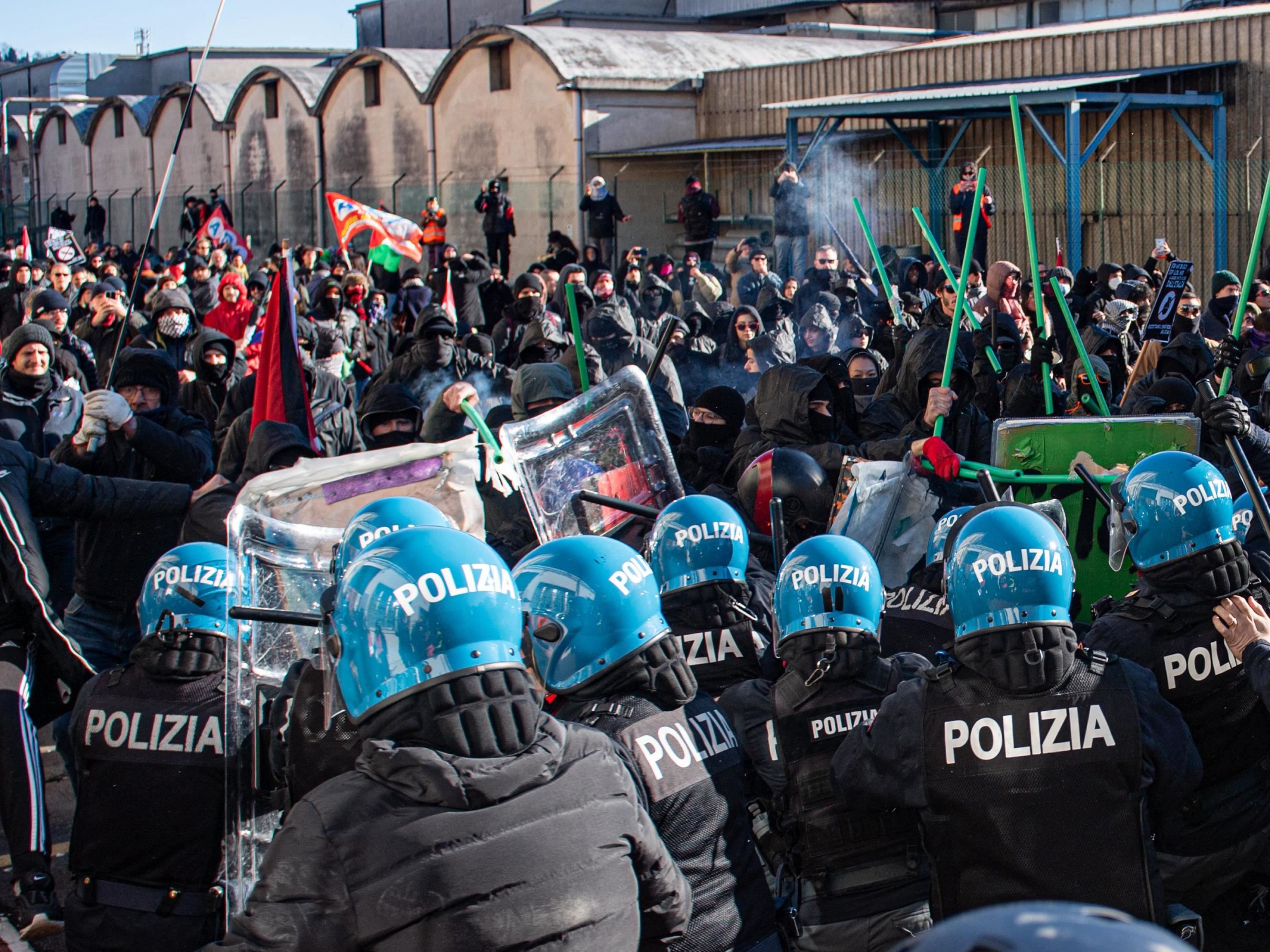 Polizia e dimostranti si fronteggiano di fronte ai cancelli della Fiera di Vicenza dove è in corso VIcenzaOro