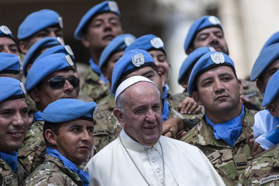 Il Papa con i caschi blu in uno scatto del 2016