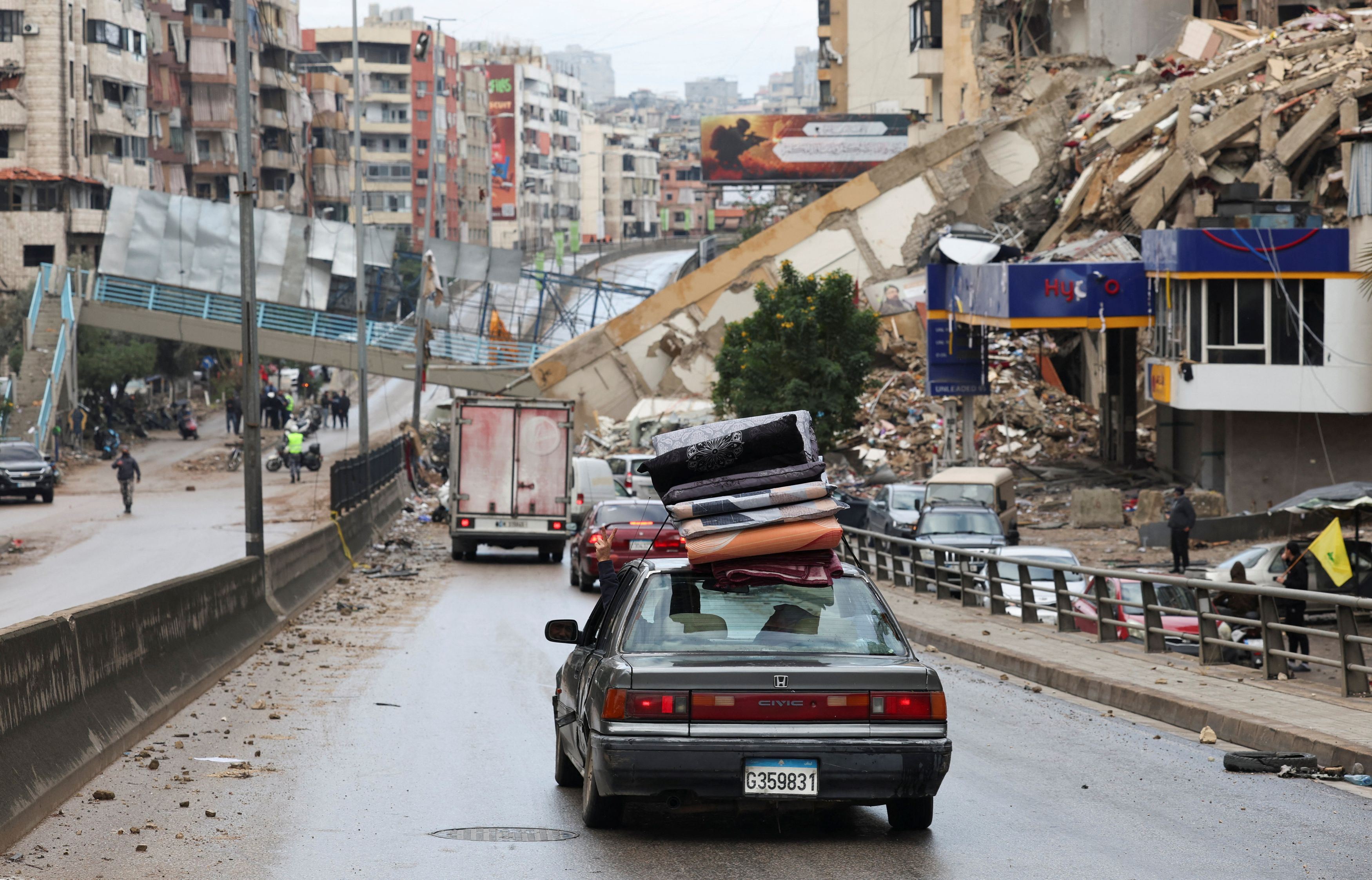 Tanti sfollati da Beirut si sono messi in auto nell'intento di tornare al sud