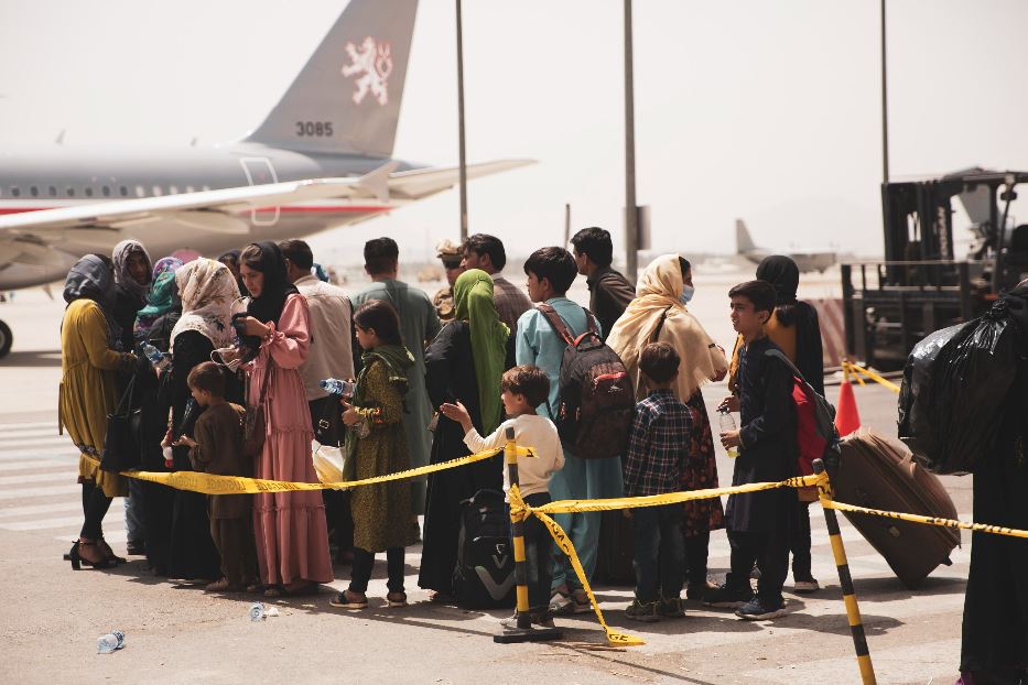 Afghani in fuga all'aeroporto di Kabul nell'agosto di tre anni fa