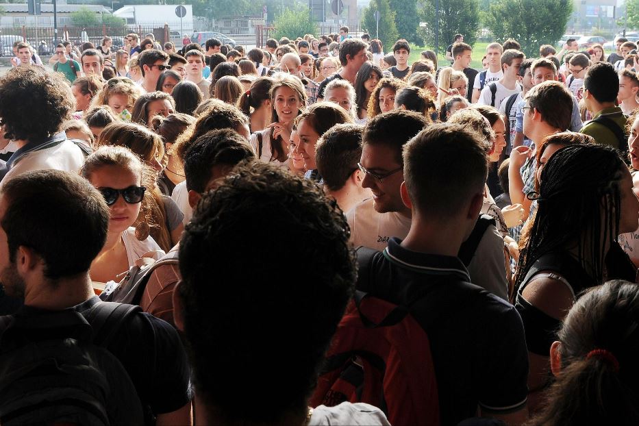 Studenti all'ingresso di un liceo milanese