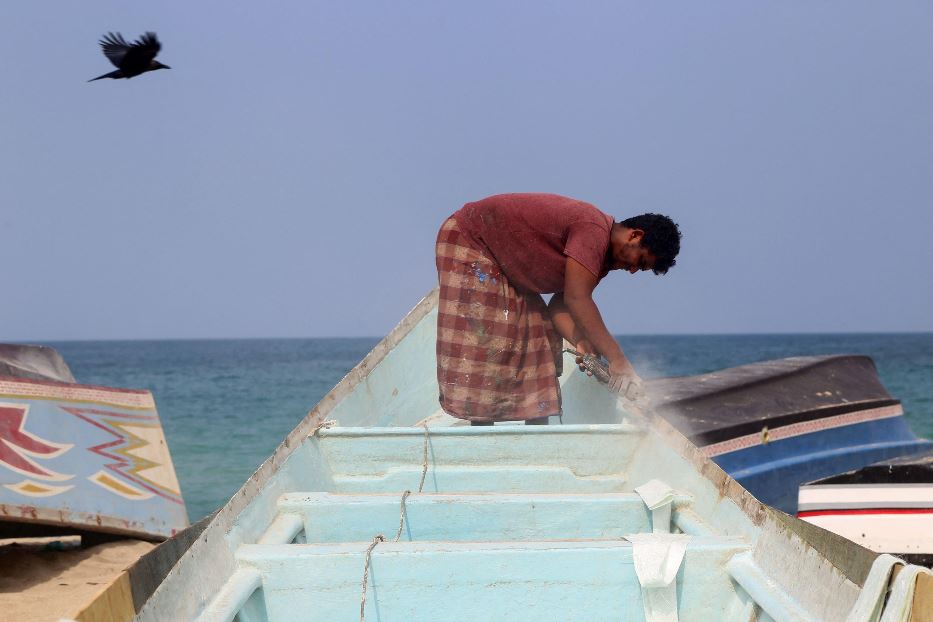 Uno yemenita costruisce un'imbarcazione tradizionale in legno sulla costa di Hodeida, affacciata sul Mar Rosso meridionale
