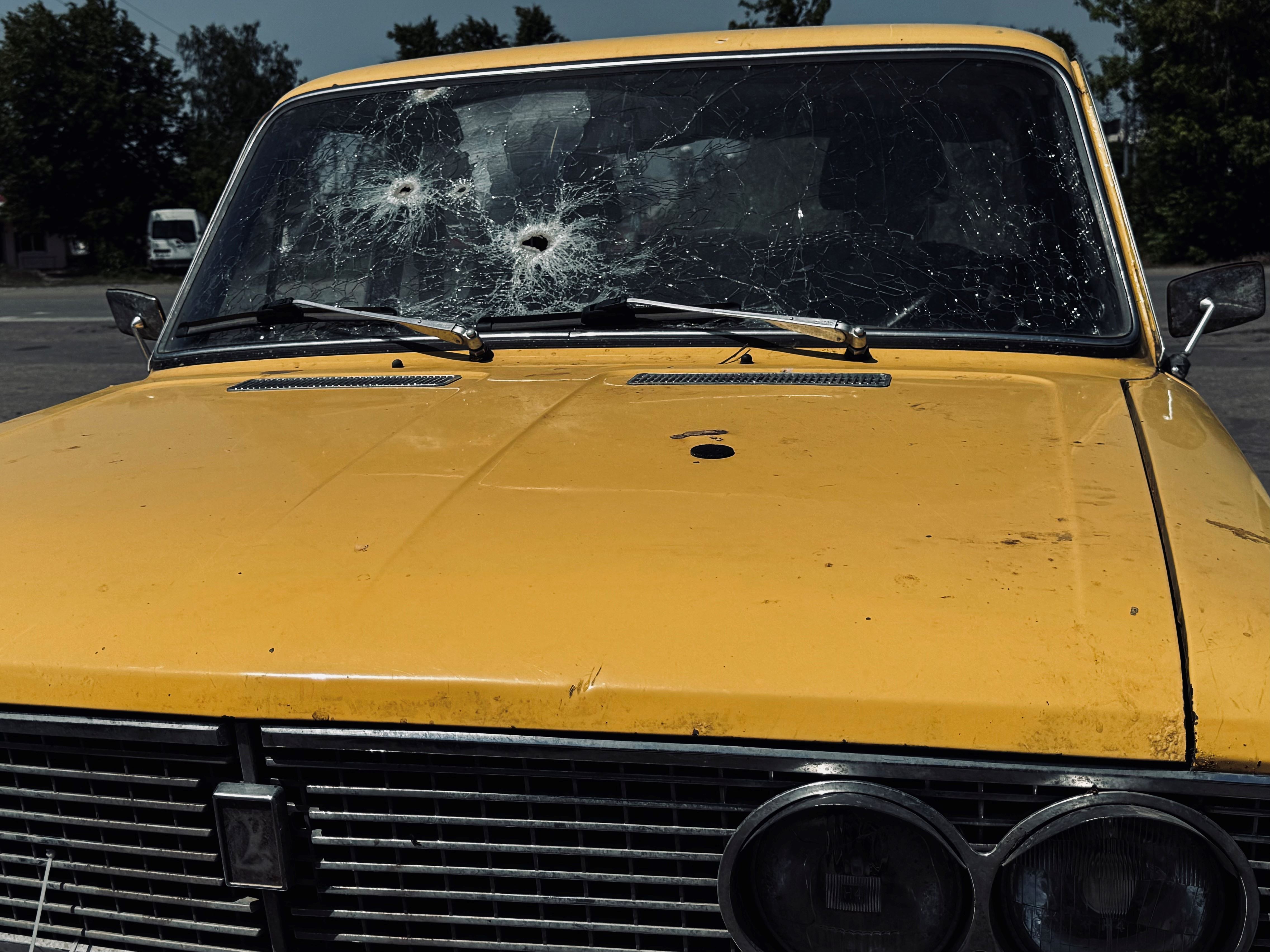 L'auto di un volontario dell'esercito ucraino colpita da una granata nei pressi di Stariy Saltiv