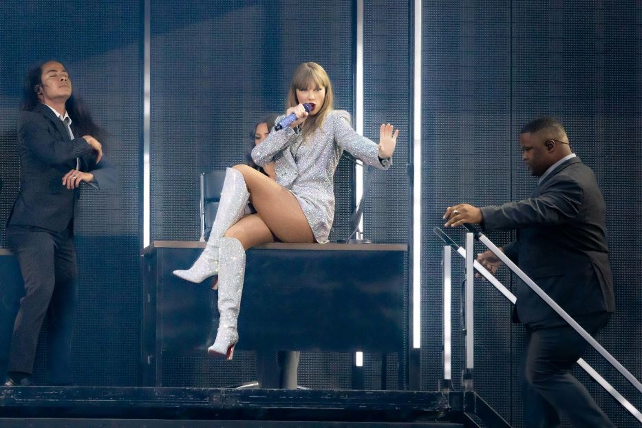 Un momento del concerto di Taylor Swift, impegnata in un tour europeo, allo stadio di San Siro a Milano il 13 luglio