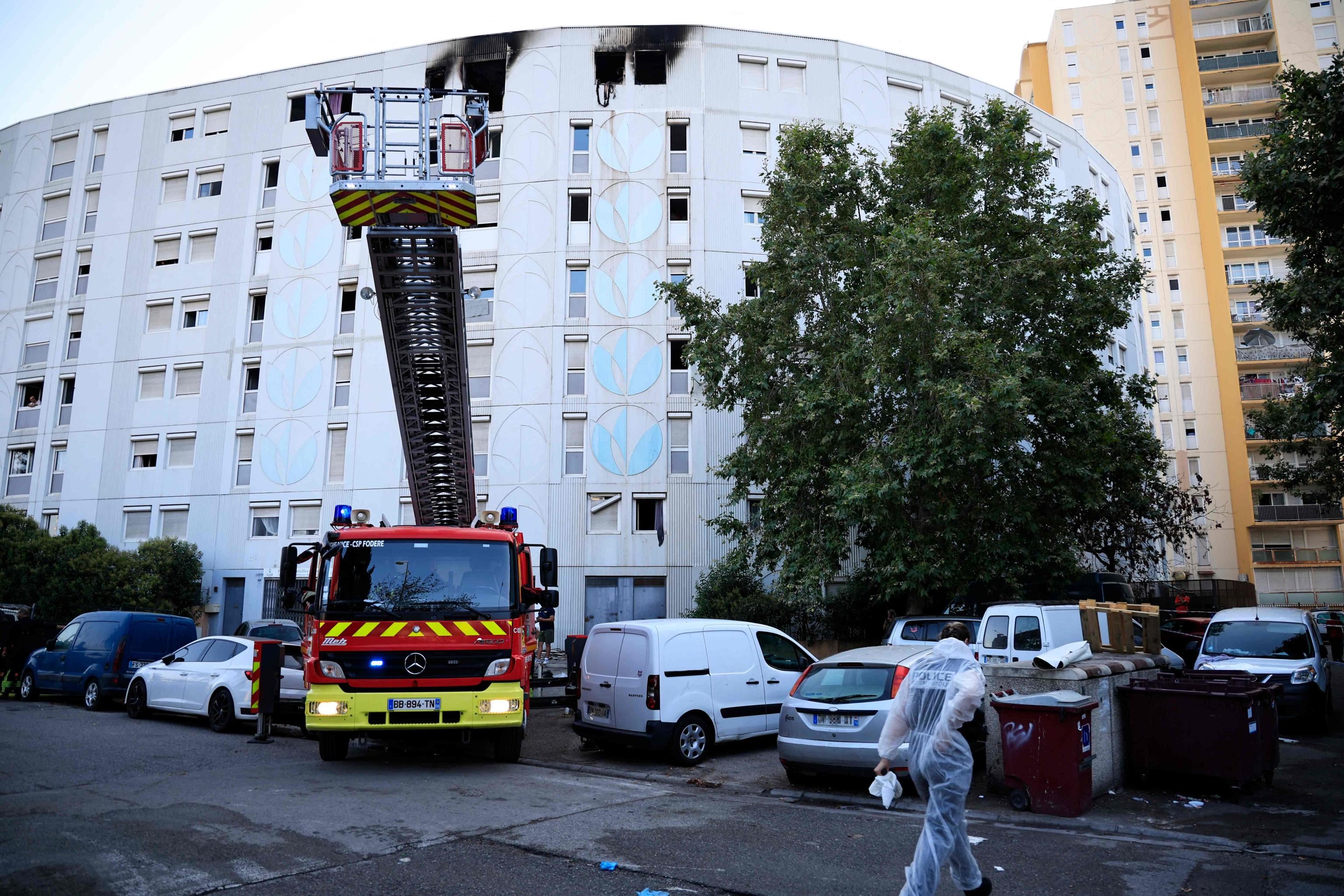 Il palazzo alla periferia di Nizza devastato dall'incendio di natura dolosa secondo gli inquirenti