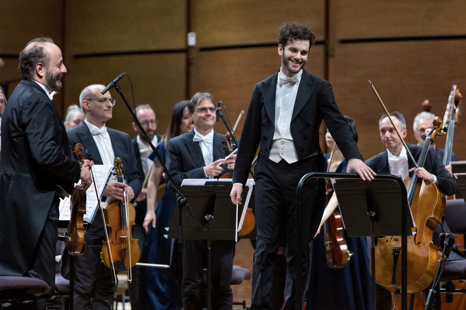 Emmanuel Tjeknavorian sul podio dell’Orchestra Sinfonica di Milano