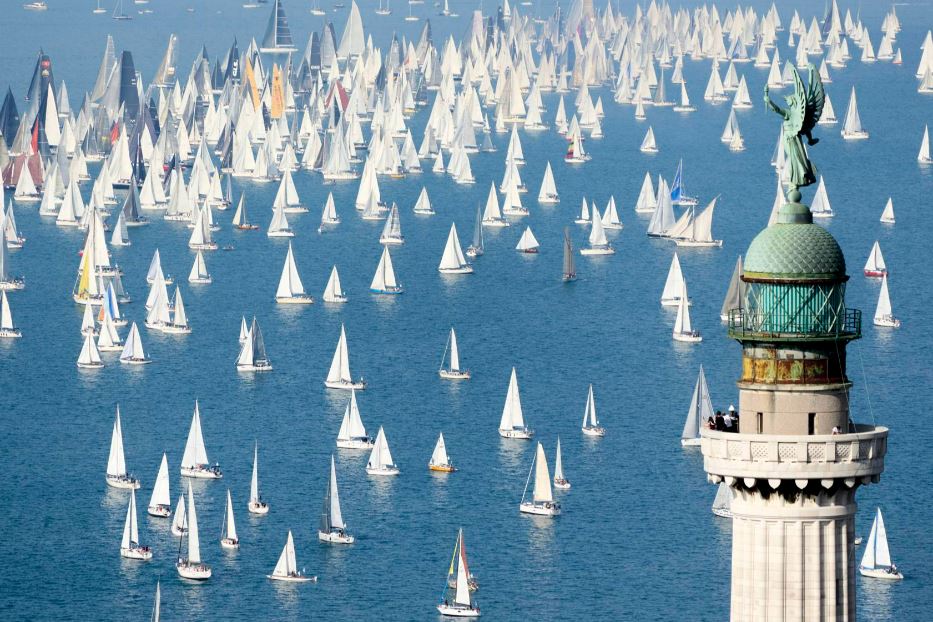 Un’edizione passata della Barcolana, migliaia di imbarcazioni colorano il Golfo di Trieste sotto il Faro della Vittoria