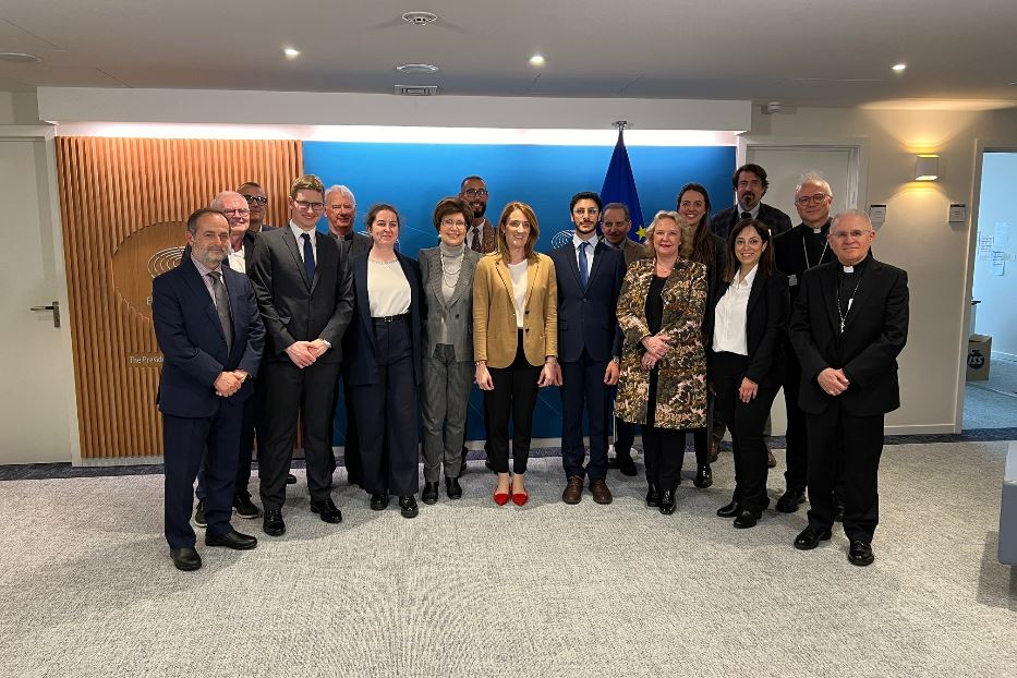 La delegazione dei Giovani del Mediterraneo con la presidente del Parlamento Europeo, Roberto Metsola, e i vescovi Crociata e Baturi