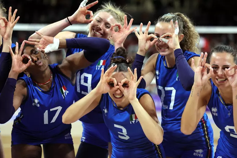 Le azzurre del volley festeggiano dopo la vittoria con la Turchia