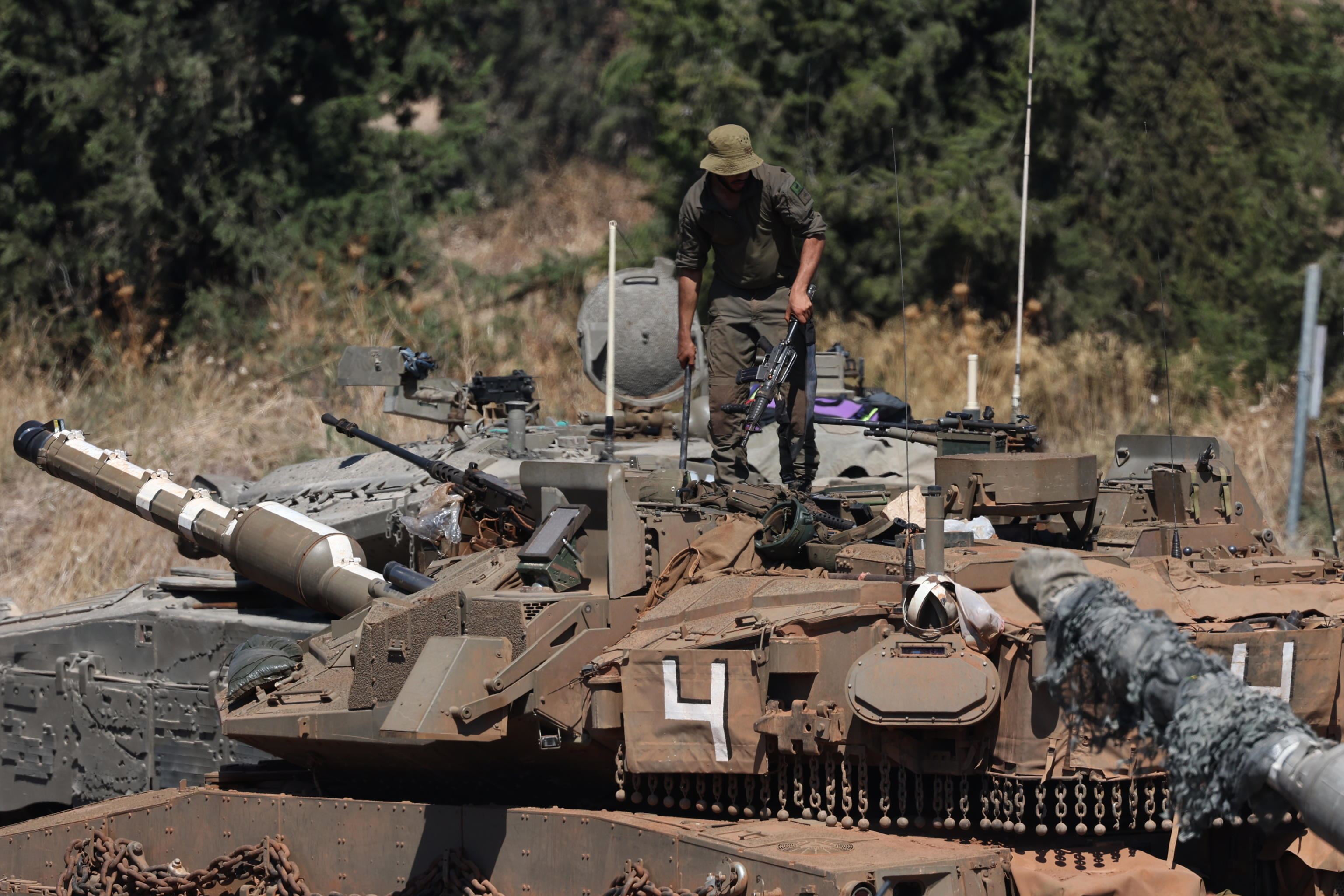 Tank israeliani lungo il confine con il Libano