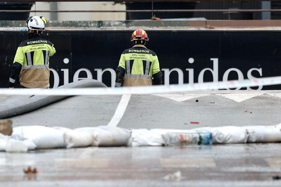 I soccorritori all'ingresso del parcheggio del Centro commerciale di Aldaia