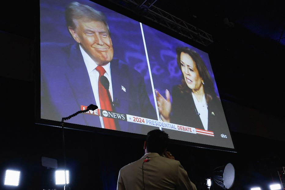 Un grande schermo rilancia il confronto tv tra Trump e Harris