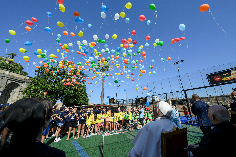 Il lancio dei palloncini del Papa assieme ai ragazzi dell'Estate ragazzi in Vaticano - Vatican Media