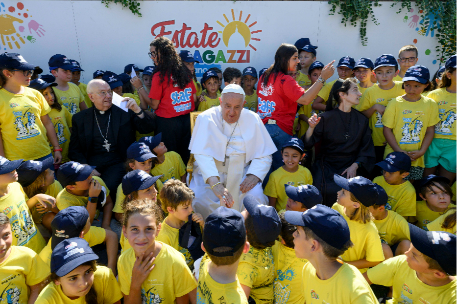 Francesco in mezzo ai ragazzi del centro estivo in Vaticano