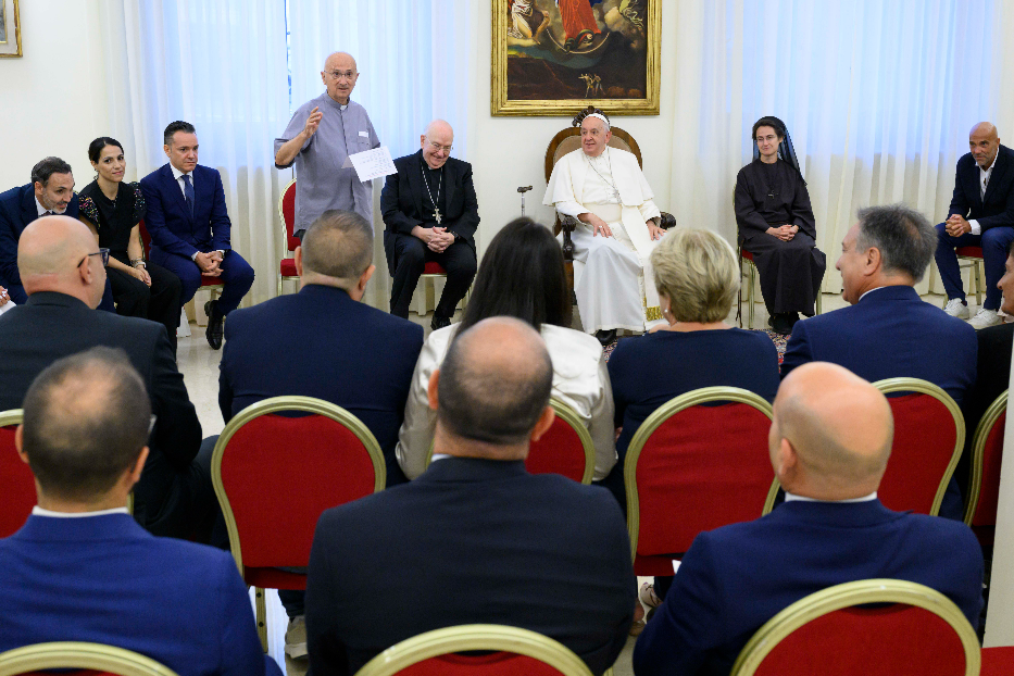 Un momento dell'incontro del Papa in Casa Santa Marta con gli organizzatori dell'Estate ragazzi in Vaticano - Vatican Media