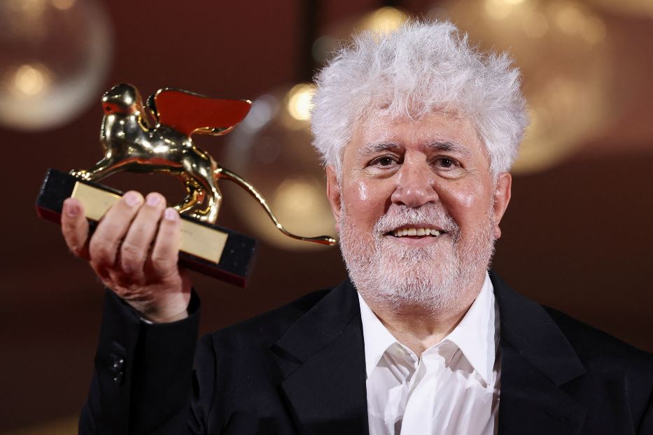 Il regista spagnolo Pedro Almodóvar con il Leone d'Oro vinto alla Mostra del Cinema di Venezia per il suo "The Room Next Door"