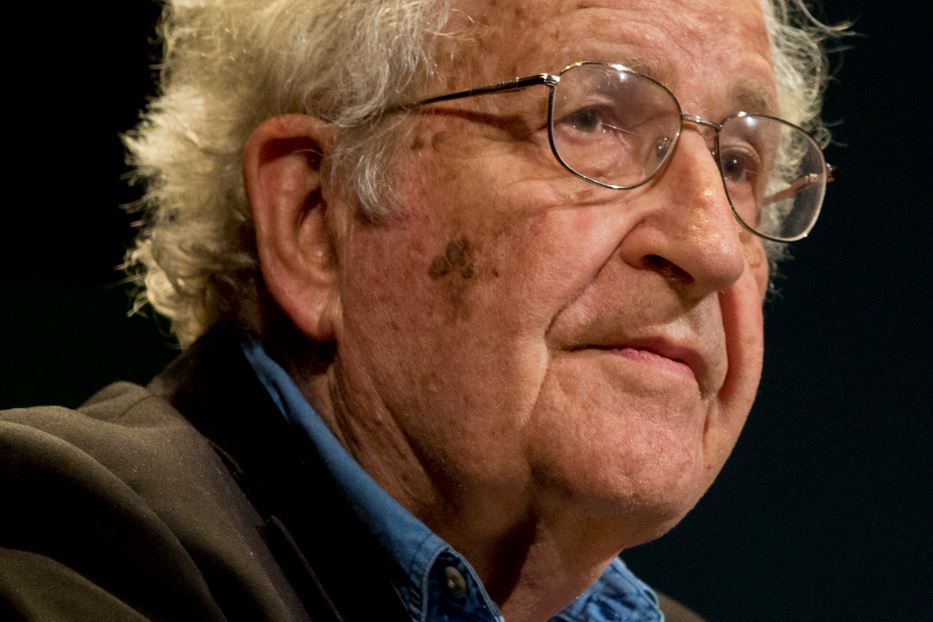 Addio a Noam Chomsky, grande linguista e attivista politico antisistema