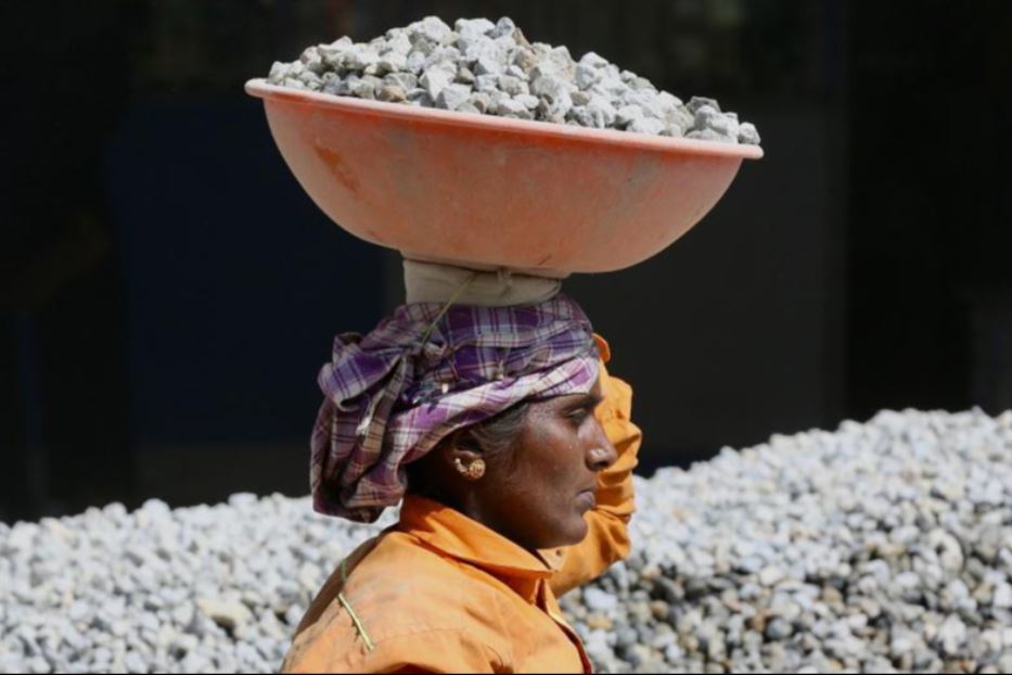 Un donna indiana al lavoro in un cantiere di Bangalore