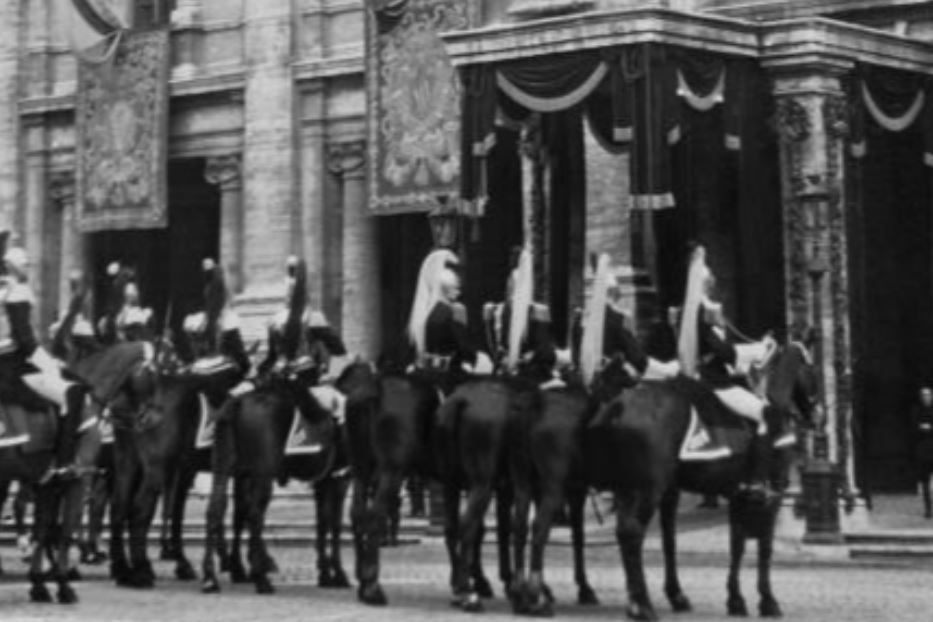 Corazzieri schierati in occasione della visita di Hitler a Roma, nel 1938