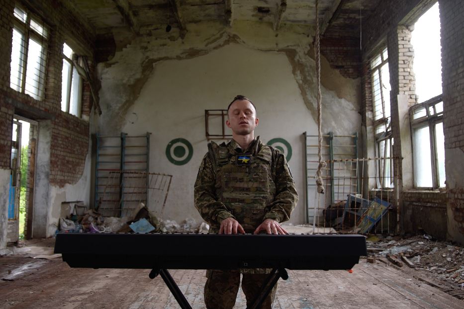 Mykhailo Oliinyk, il pianista della guerra mentre suona in un edificio distrutto dai russi