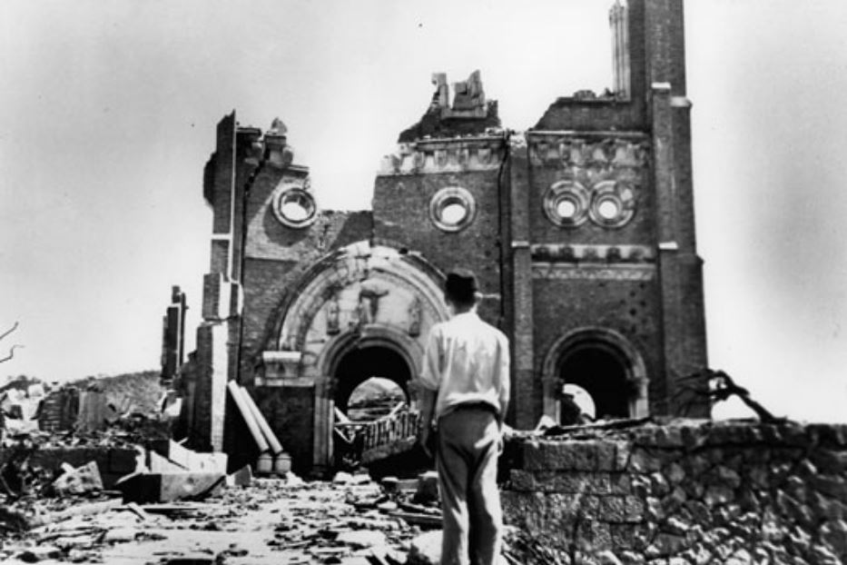 Le rovine della cattedrale cattolica di Nagasaki dopo l’atomica