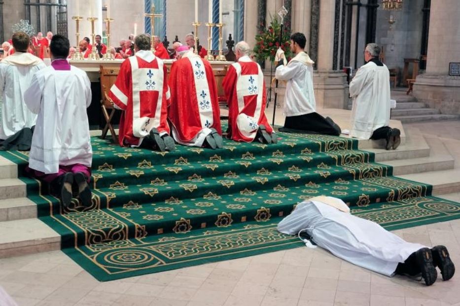 L'ordinazione sacerdotale di John Morrill nella cattedrale di Norwich