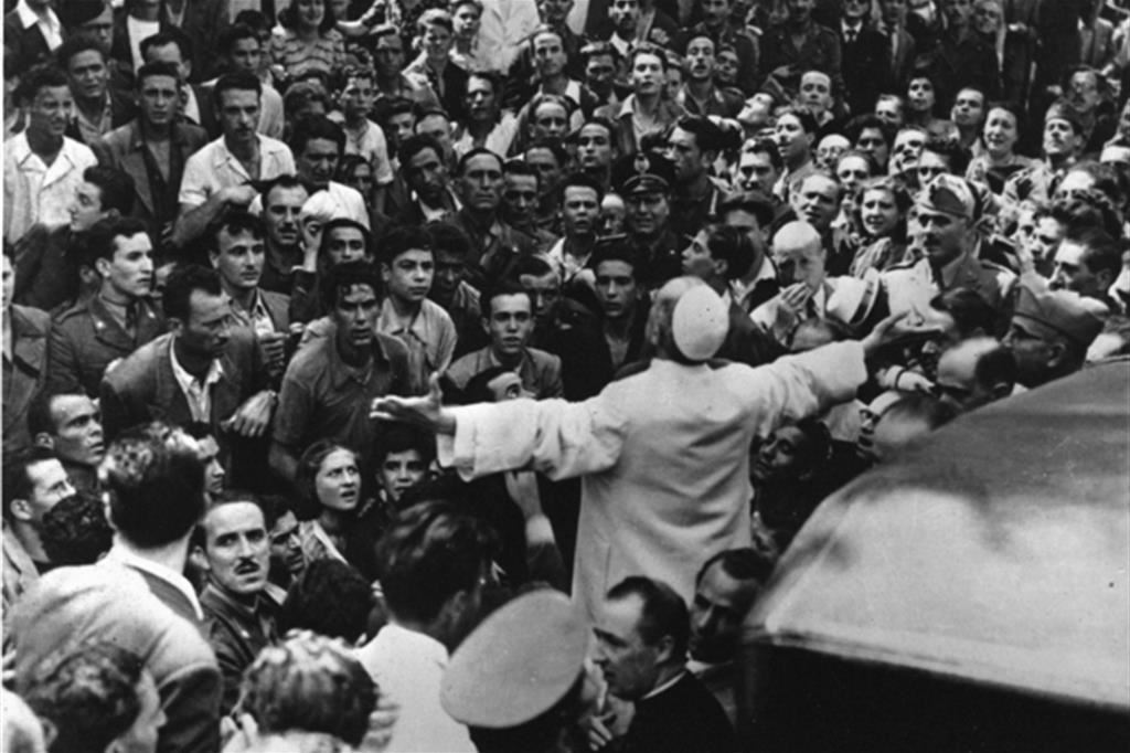 La storica visita di papa Pacelli (Pio XII) al quartiere di San Lorenzo a Roma, colpito dai bombardamenti, il 19 luglio 1943.