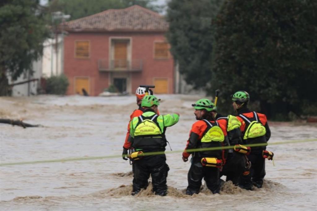 Operazioni di soccorso a Traversara, frazione di Bagnacavallo - Ansa