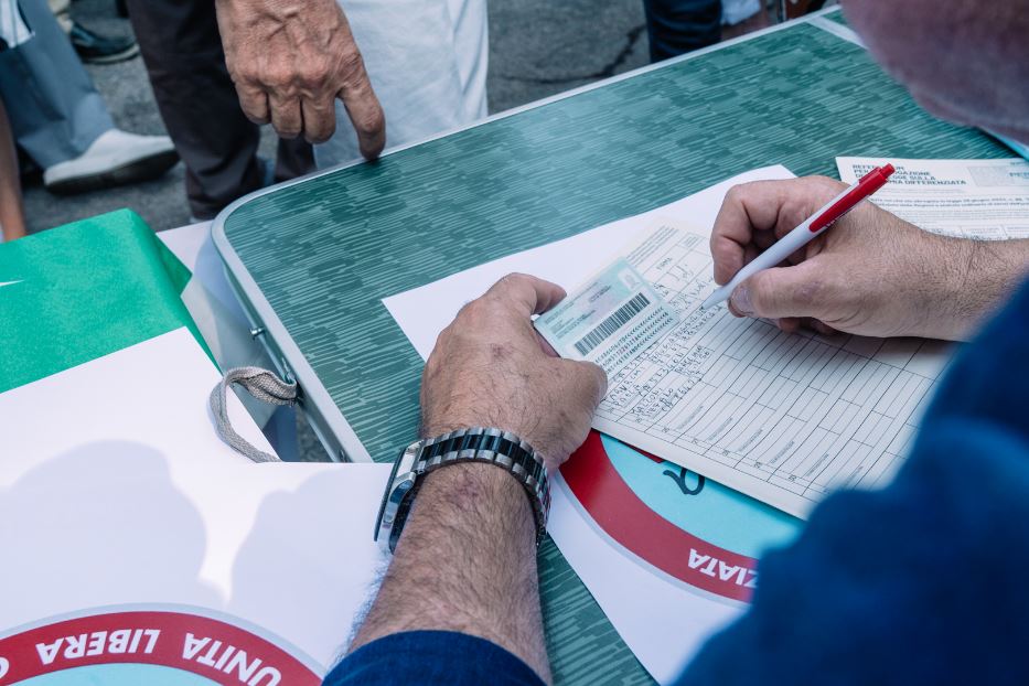 La sfida all'Autonomia: 1,3 milioni di firme per cancellare la legge