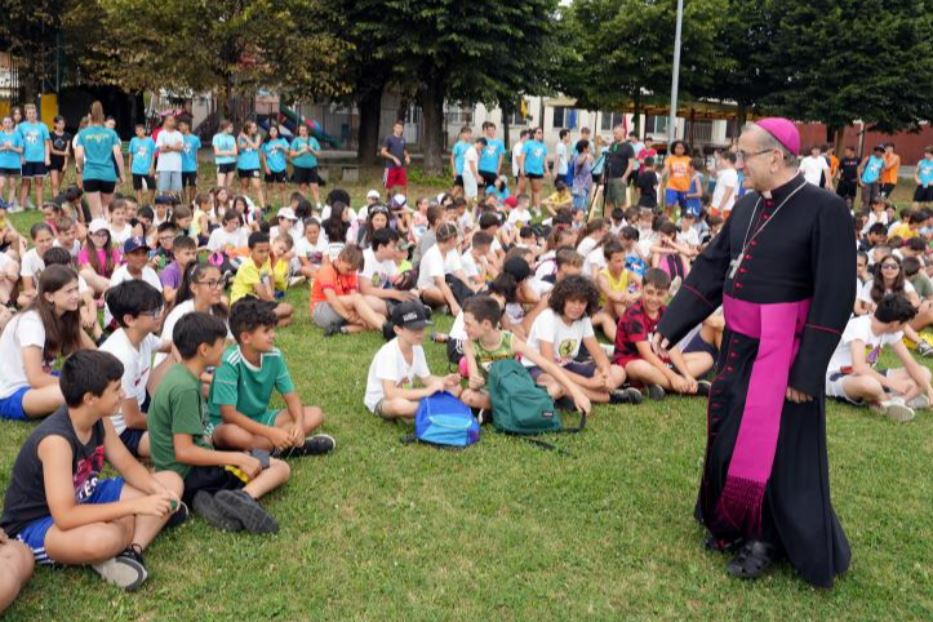 L’arcivescovo Mario Delpini fra i ragazzi di un oratorio di Rho (Milano)