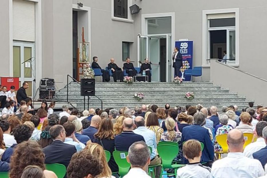 L’incontro del prelato dell’Opus Dei, monsignor Ocáriz, con i genitoridegli studenti per i 50 anni delle Scuole Faes, a Milano