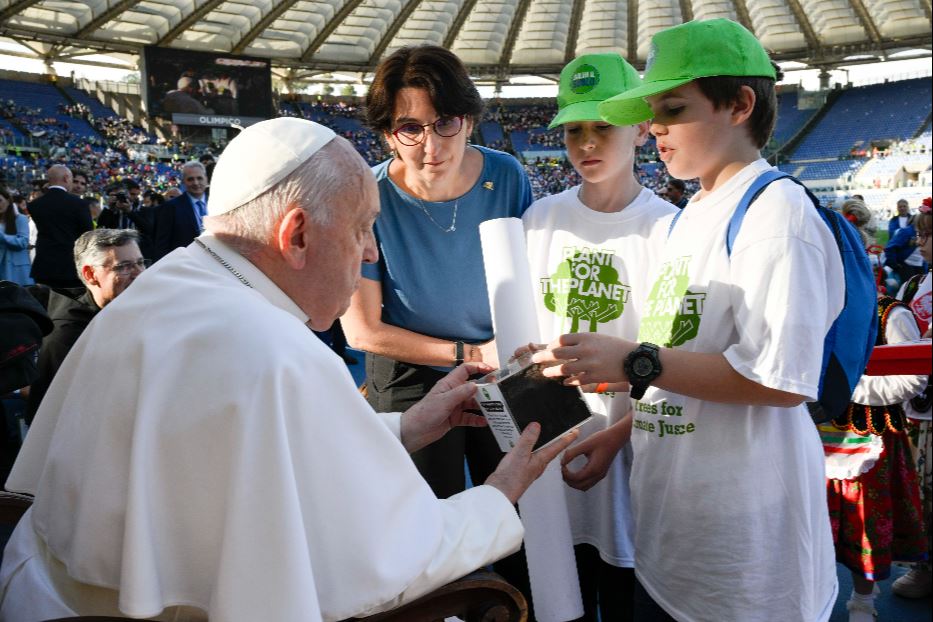 Il Papa con i bambini allo Stadio Olimpico