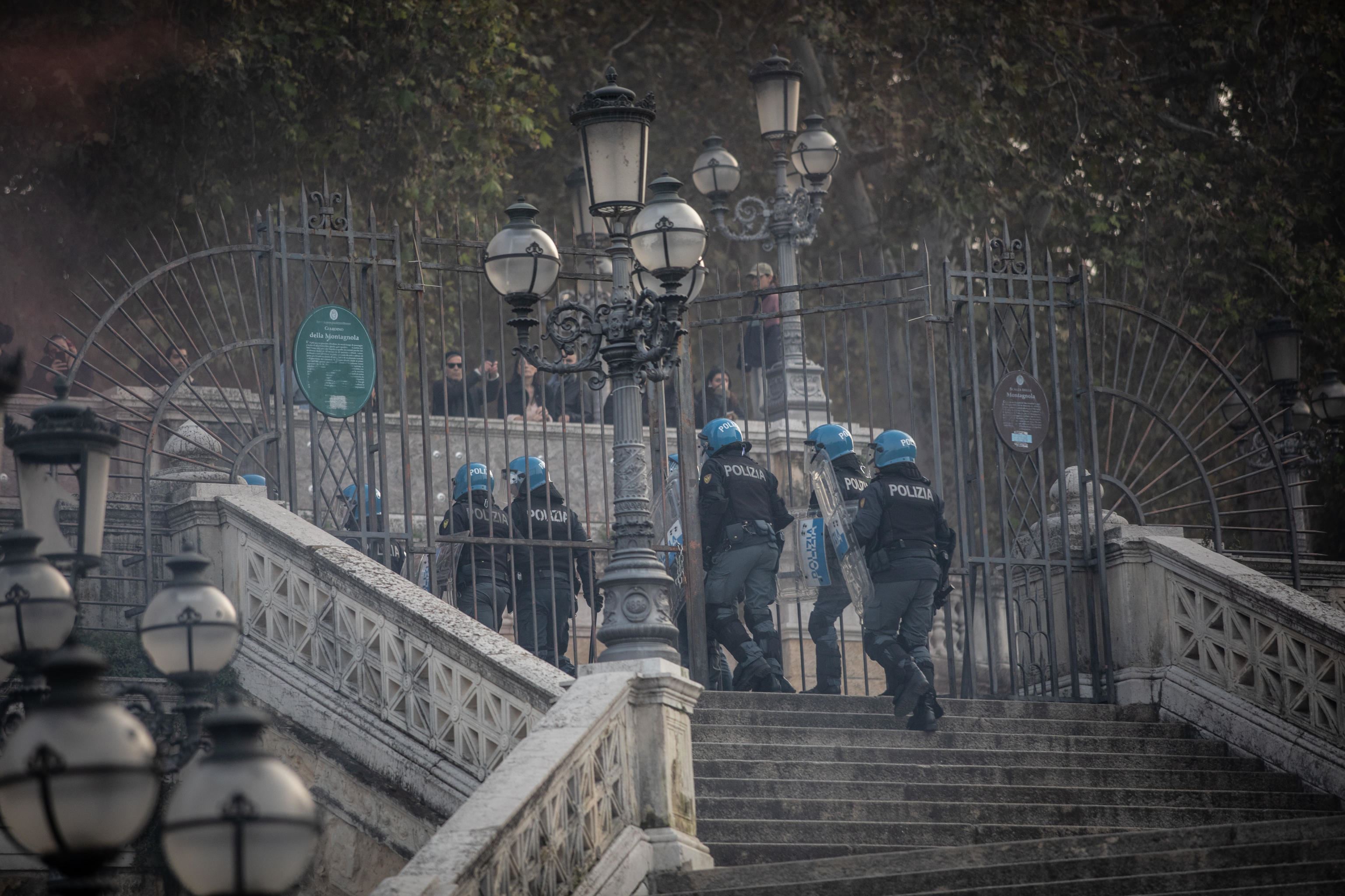 Un frangente degli scontri tra polizia e manifestanti