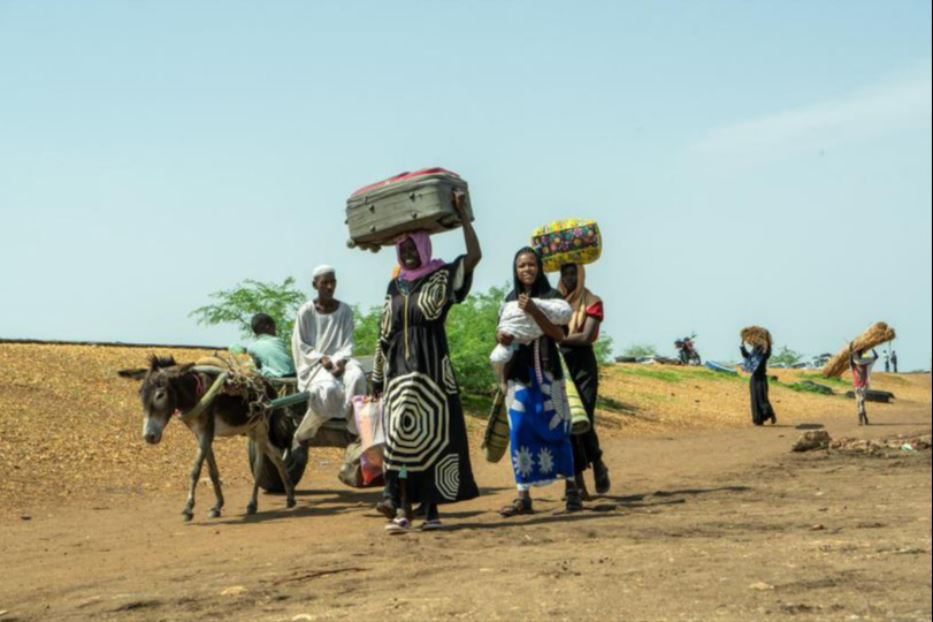 Sfollati sudanesi sfuggiti ai combattimenti a Khartum passano il confine con il Sud Sudan