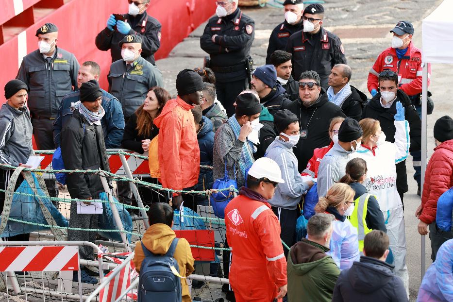 I migranti sbarcati dalla nave Ocean Viking, approdata a Bari nei giorni scorsi