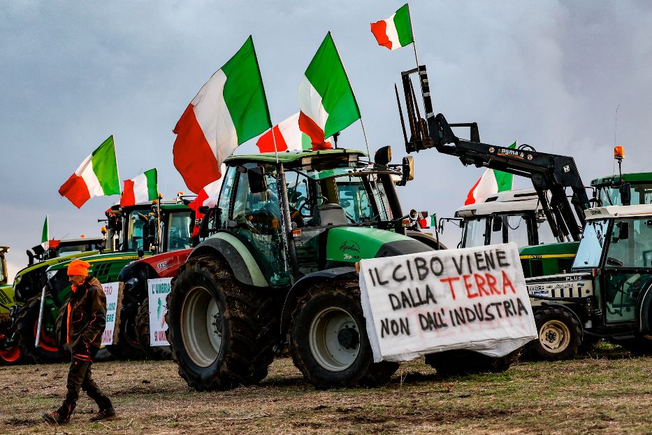 Alcunidei trattori degli agricoltori accampati ormaida giornial presidio di via Nomentana, alle portedi Roma