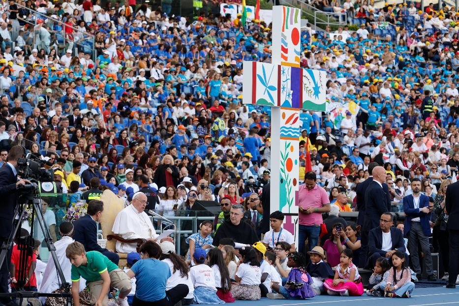 Il Papa circondato dai bambini all'Olimpico