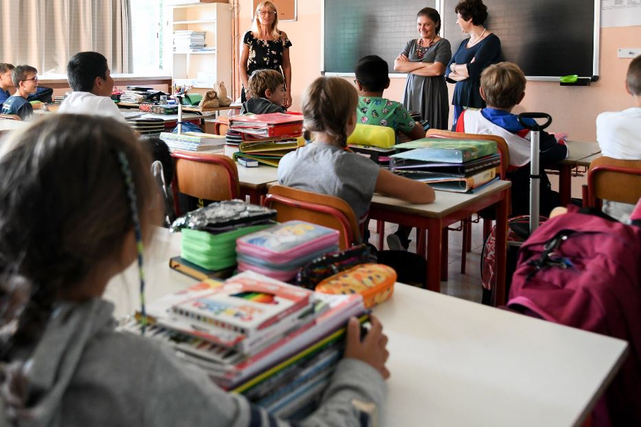 Bambini in classe il primo giorno di scuola