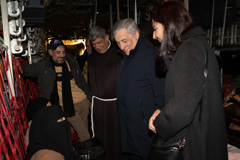 Il ministro Tajani a Ciampino con i familiari dei bambini palestinesi