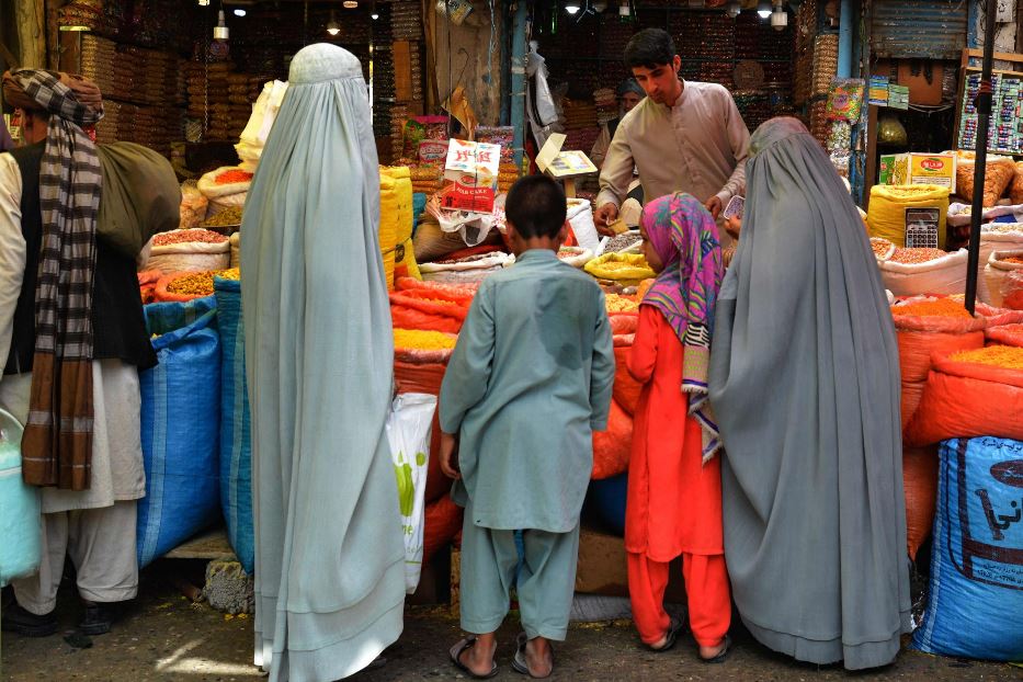 Donne afghane in un mercato di Kandahar