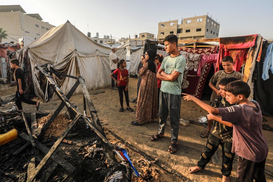 Una tenda bruciata nel campo di sfollati allestito attorno all'ospedale al-Aqsa, a Deir al-Balah, nel settore centrale della Striscia di Gaza