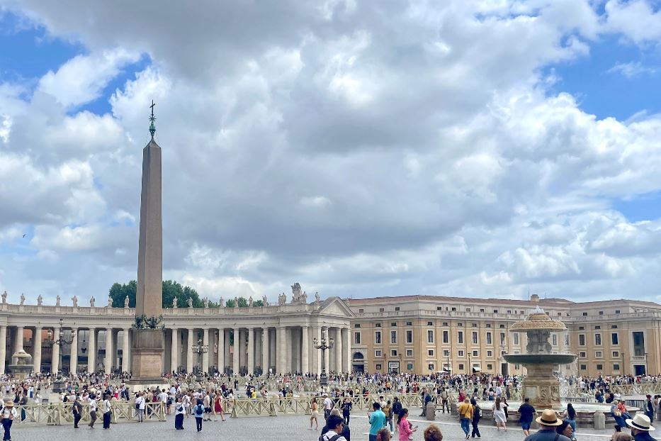 Piazza San Pietro si prepara ad accogliere milioni di pellegrini per il Giubileo