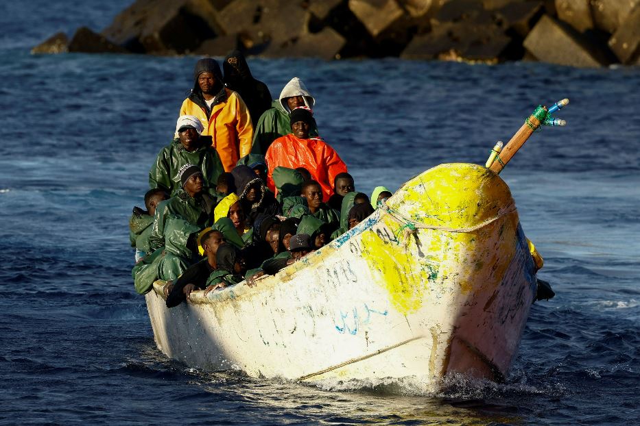 Un barchino di migranti soccorso nel Mediterraneo in questi giorni